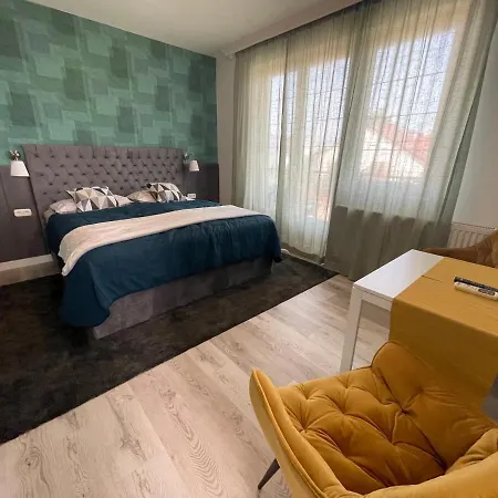 Hollik Apartmanhaz באלאטונפורד