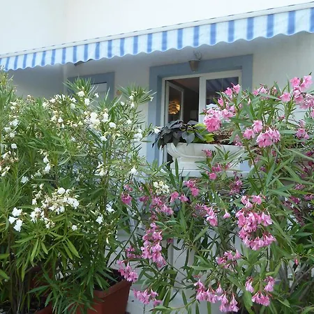 Hollik Apartmanhaz באלאטונפורד