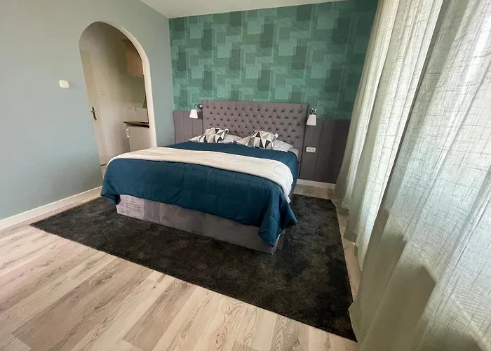 Hollik Apartmanhaz 4* Балатонфюред
