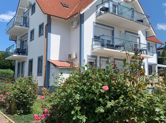 Hollik Apartmanhaz 4* بالاتونفوريد